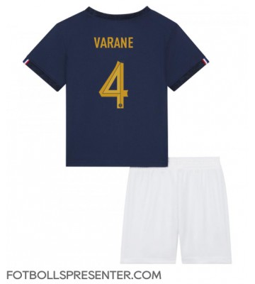 Frankrike Raphael Varane #4 Hemmatröja Barn VM 2022 Kortärmad (+ korta byxor)